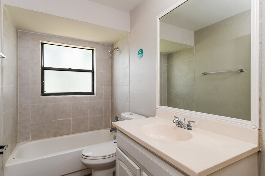 Building Photo - 244 SW 22nd Pl