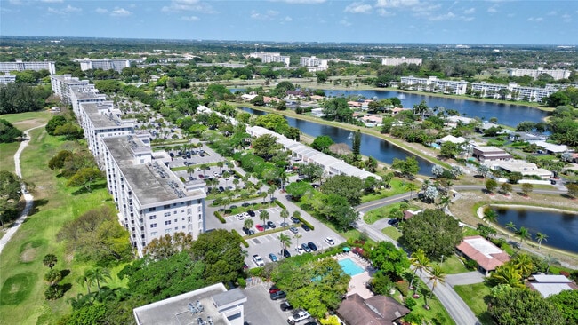 Building Photo - 3050 N Palm Aire Dr