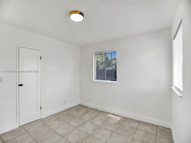 Building Photo - 708 N 20th Ave