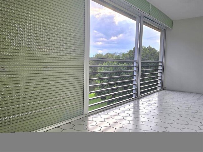 Building Photo - 2305 Lucaya Ln