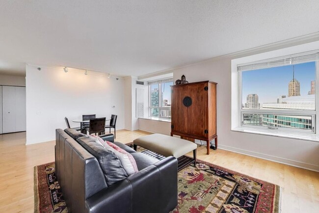 Building Photo - 512 N McClurg Ct