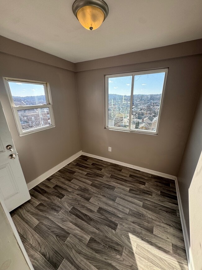 Building Photo - 908 Benwood Ave