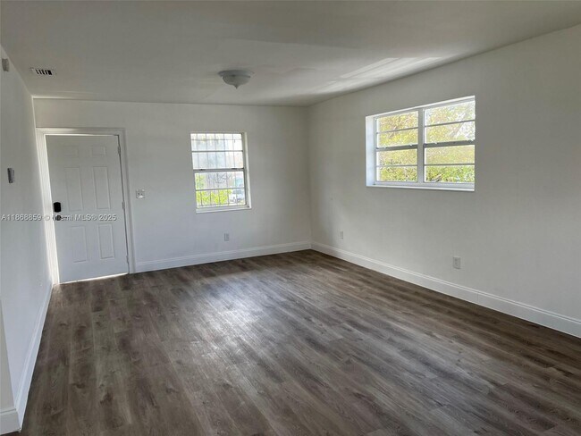 Building Photo - 633 NW 23rd Ct