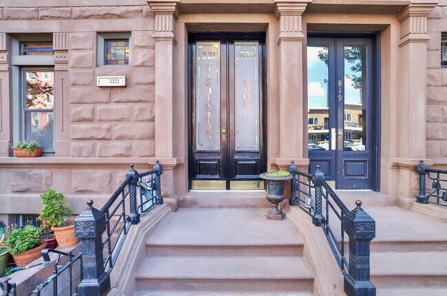 Building Photo - 821 Washington St