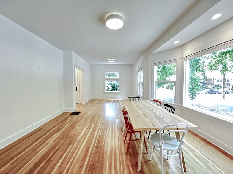 Building Photo - 532 NE 29th Ave