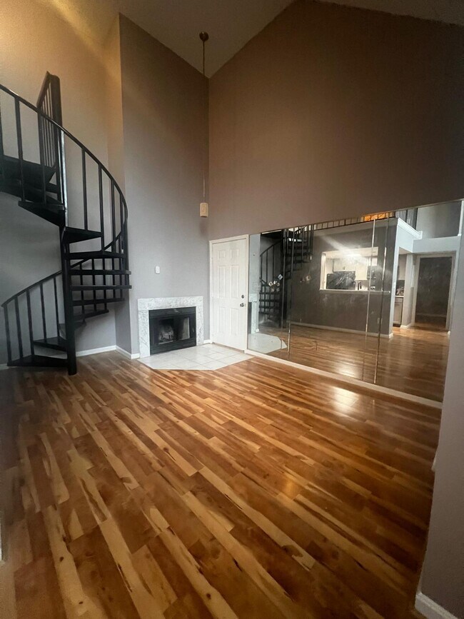 Building Photo - 10421 Beacon Ridge Dr