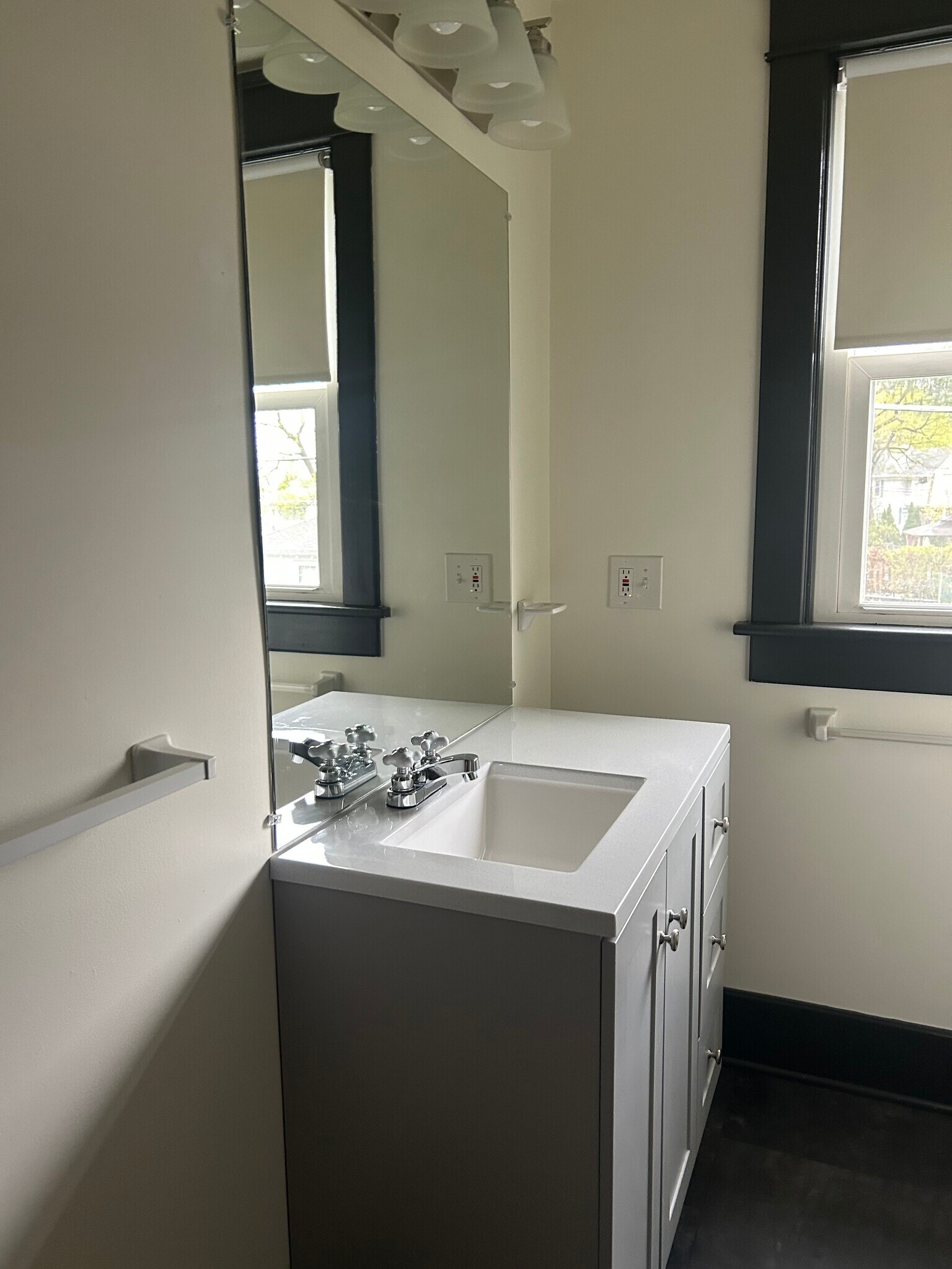 Building Photo - 2 Romeyn Ave