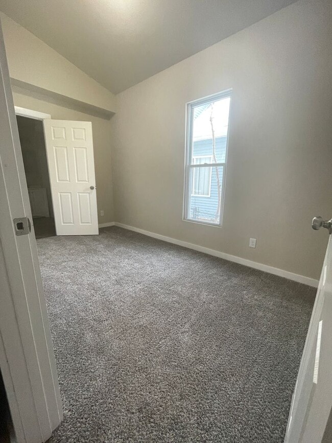 Building Photo - Fully Remodeled 4 Bedroom 2.5 Bathroom