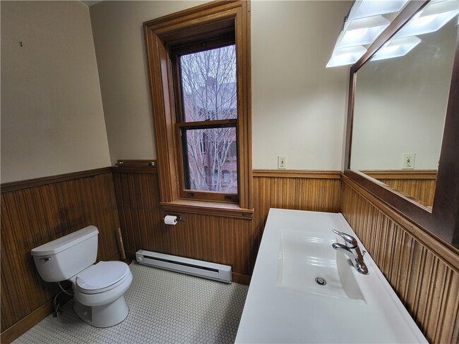 Building Photo - 1063 East Ave