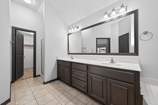 Building Photo - 10542 Parkside Dr