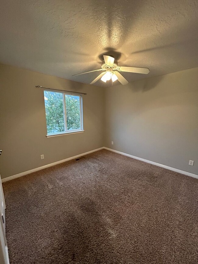 Building Photo - 5 Bedroom 3 Bathroom House in Spanish Fork!