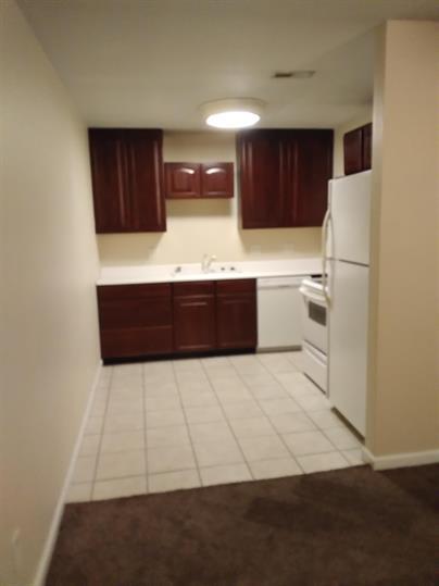 Primary Photo - 606 W College St