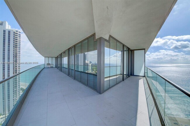 Building Photo - 18975 Collins Ave