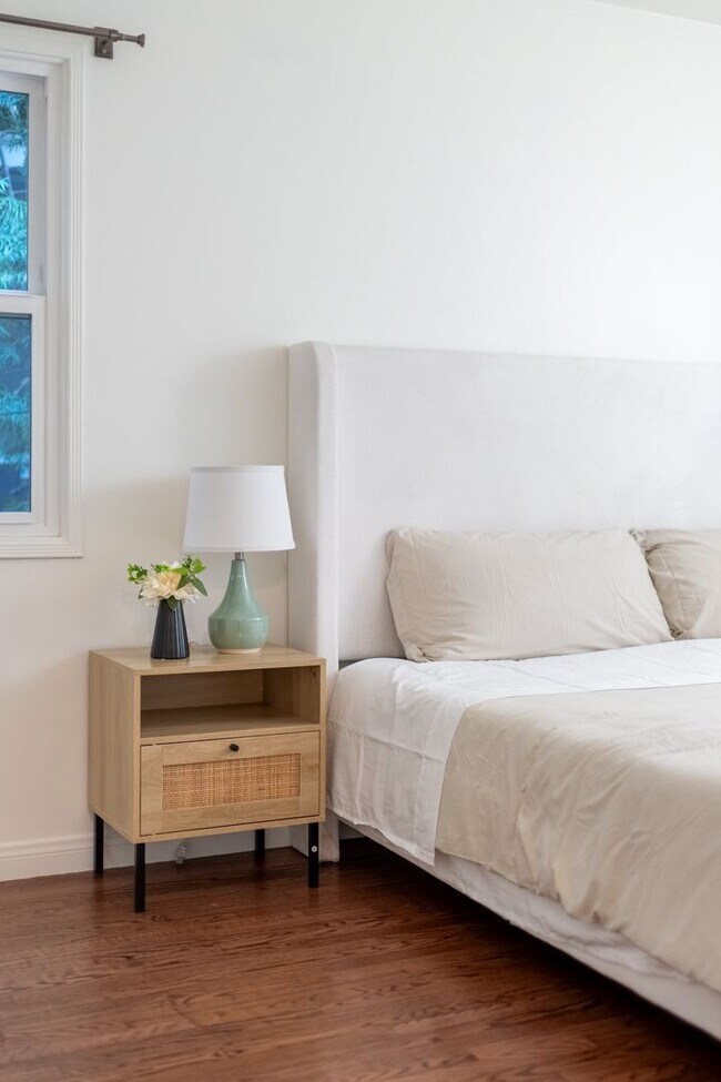 Building Photo - Charming Bungalow with King Size Bed