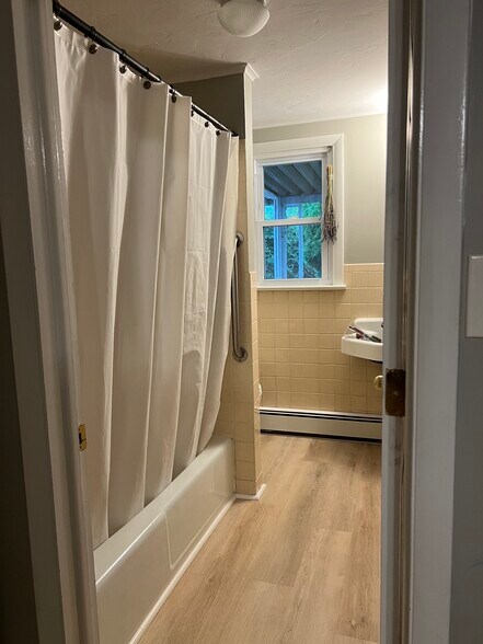 Full bath - 16 S 4th St