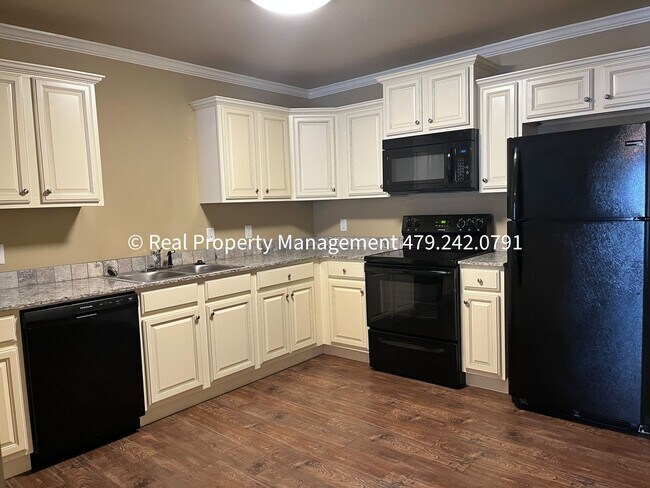 Building Photo - Very Nice 3B/2B Duplex Available NOW!