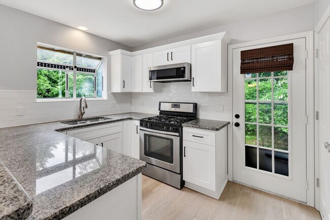 Building Photo - 5535 Thalman Dr