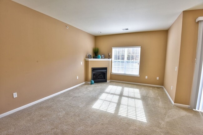 Building Photo - Second Floor Front View 2 Bedroom in a Gated Community!