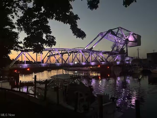 Building Photo - 2542 W 8th St