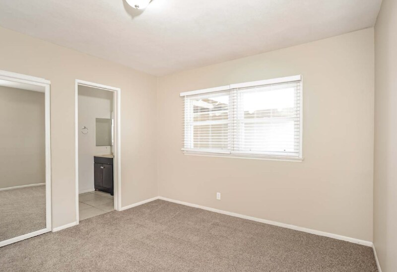 Building Photo - 10544 Densmore Ave