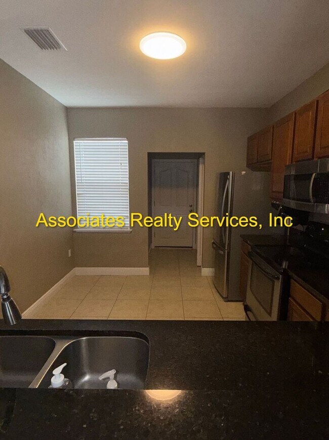 Building Photo - Willow Oak SW 3/2, a must see