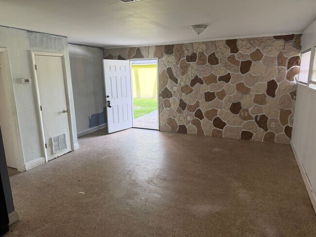 Building Photo - Simple & small 2BR Duplex