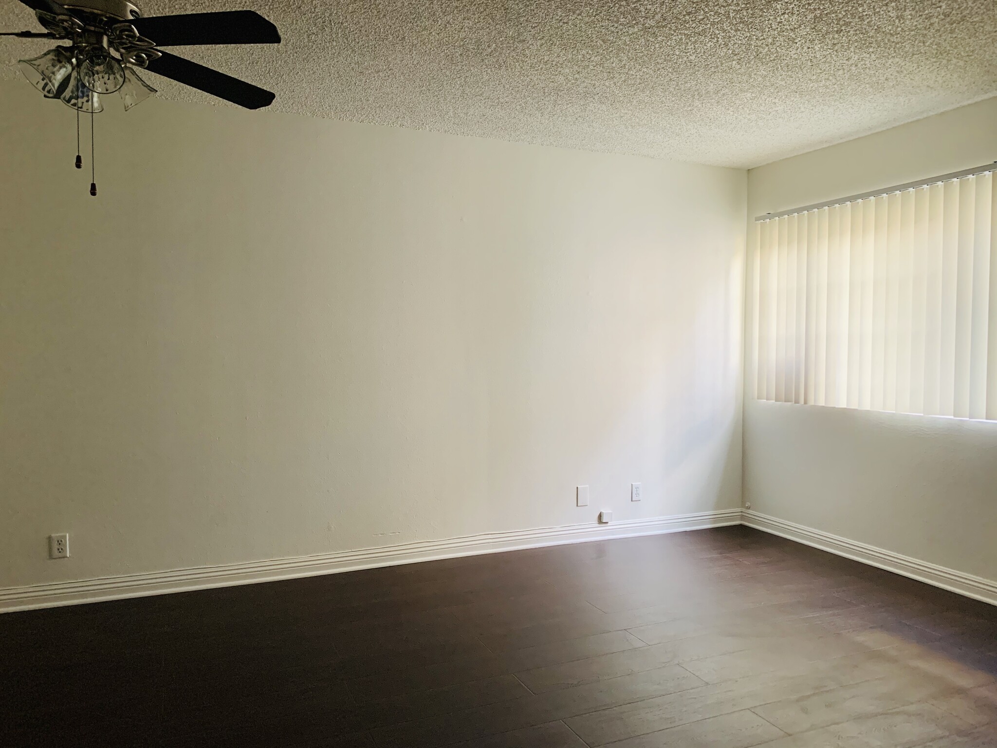 Building Photo - 136 N Mariposa Ave