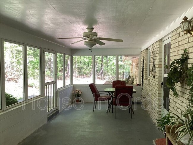 Building Photo - 24 Glen Cove Rd