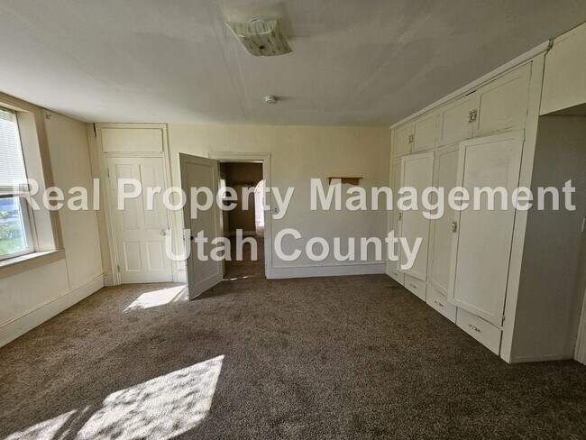 Building Photo - 209 S 400 E