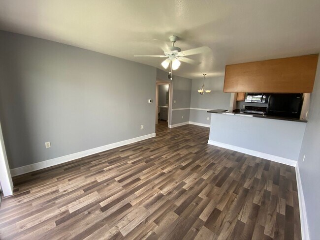 Building Photo - 1/1 in the Heart of Brandon with a lake view!