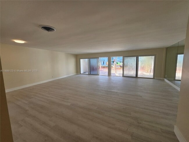 Building Photo - 834 Raymond St