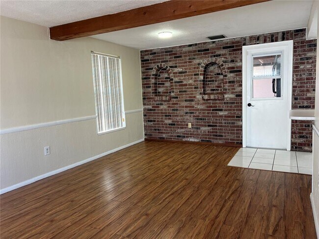 Building Photo - 4216 Hillsdale Dr