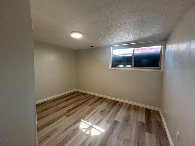 Building Photo - 428 200 E