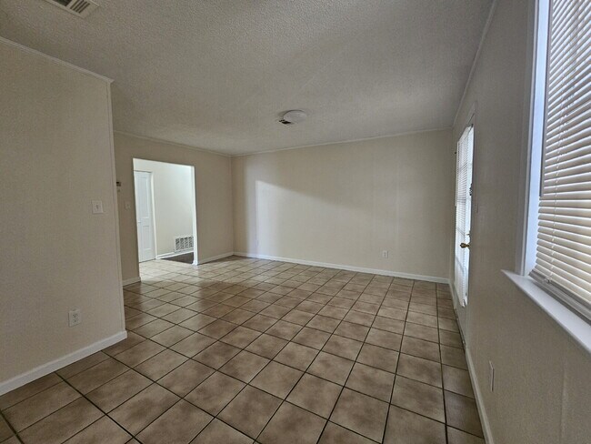 Building Photo - "$500 OFF FIRST MONTHS RENT!!  Charming 3-Bedroom Oasis with 2 Full Baths in Pensacola's Scotland...