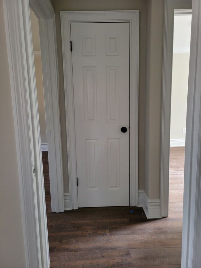 Building Photo - Newly renovated 2 bedroom 1 bath duplex!