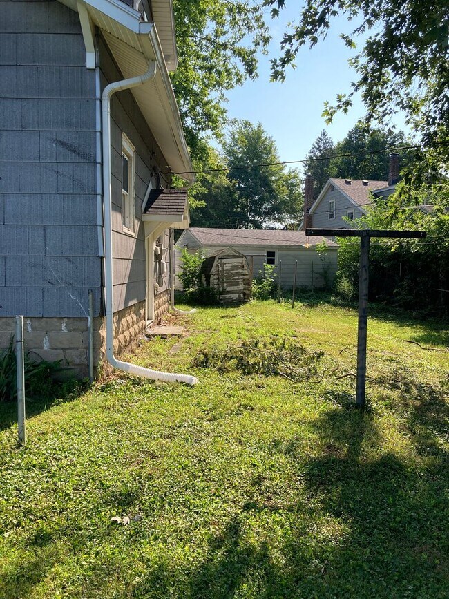 Building Photo - 3 bedroom with a bonus room! Nice enclosed sun porch!