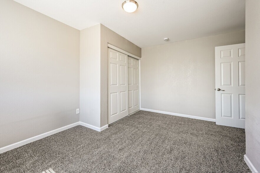 Building Photo - 2531 W White Feather Ln