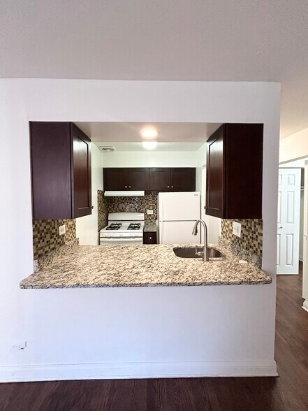 Building Photo - 3732 N Pine Grove Ave