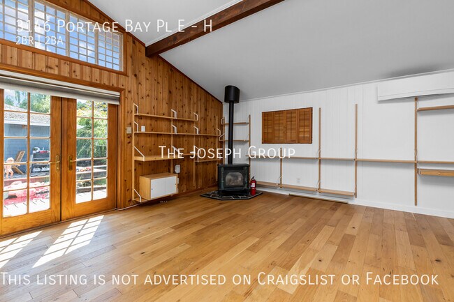 Building Photo - One of a kind 2 bed/1.75 bath houseboat ov...