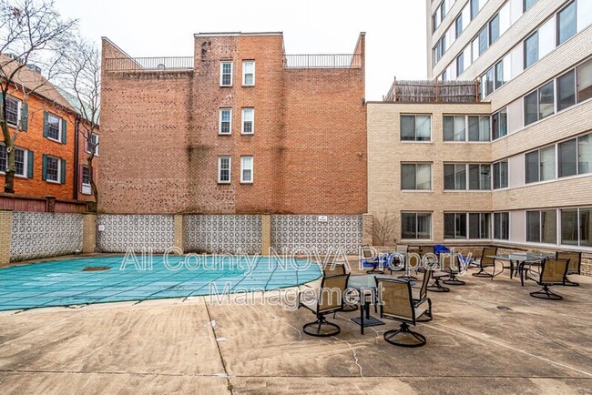 Building Photo - 922 24th St NW