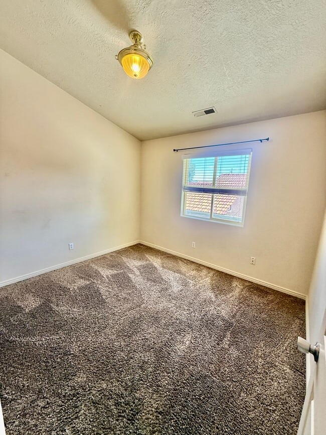 Building Photo - Cute 3-BR Townhome Near Costco
