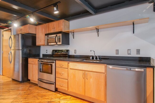 Building Photo - Expansive Historic Loft in the Heart of Germantown