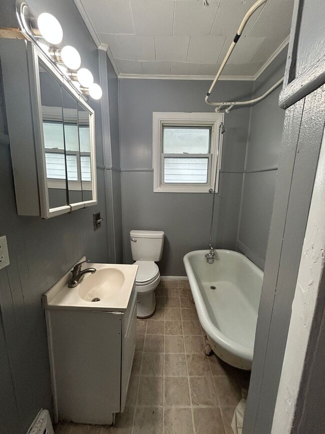 Building Photo - 3 Bedroom, 2 Bath house in East Moline