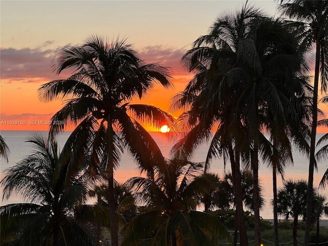 Building Photo - 2555 Collins Ave