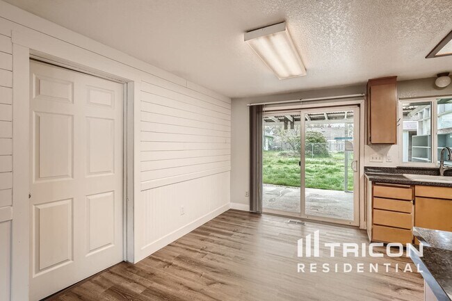 Building Photo - 1020 S 76th St