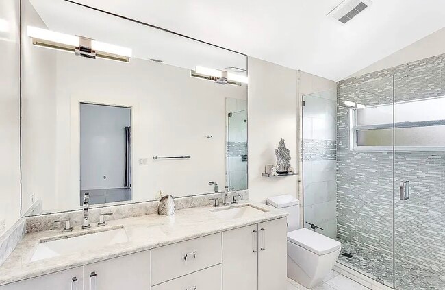 Building Photo - 13625 Admiral Ct