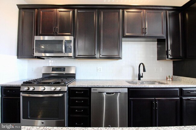 Building Photo - Updated Condo w/Garage - Loudoun Metro