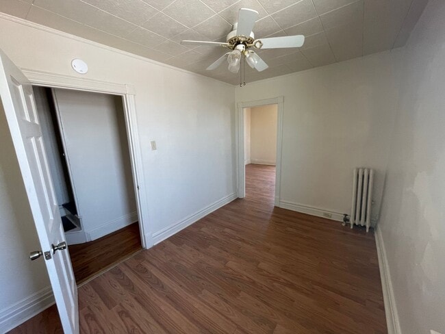 Building Photo - Large Five Bedroom 1.5 Bathroom In York!