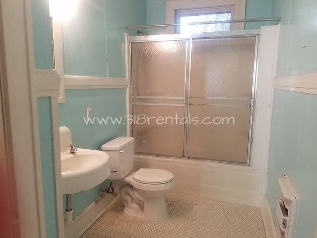 Building Photo - Great Highland home available!