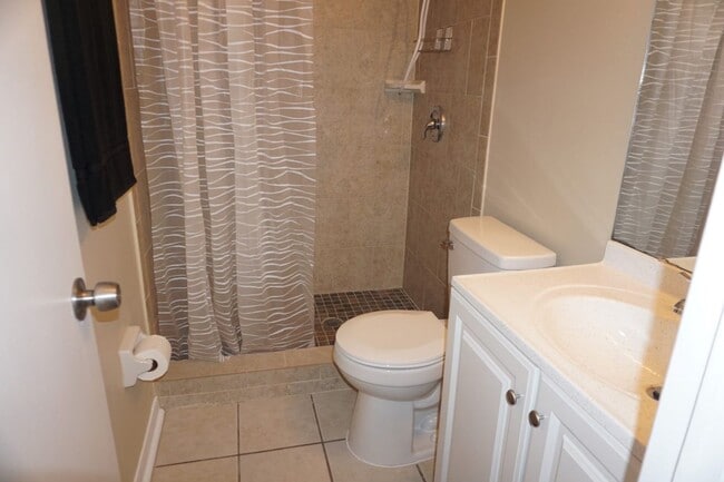 Building Photo - 3 Bedroom 2 Bathroom with Bonus Room